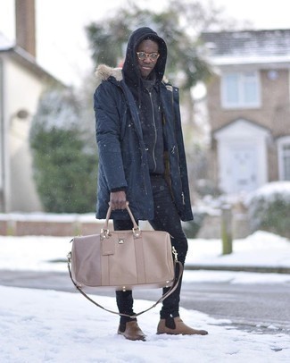 Как носить синий худи с темно-синими джинсами мужчине