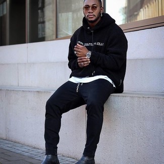 Как носить синий худи с темно-синими джинсами мужчине