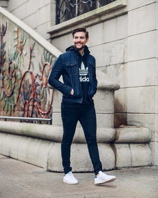 Как носить синий худи с темно-синими джинсами мужчине