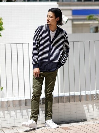 С чем носить синий кардиган в горизонтальную полоску мужчине