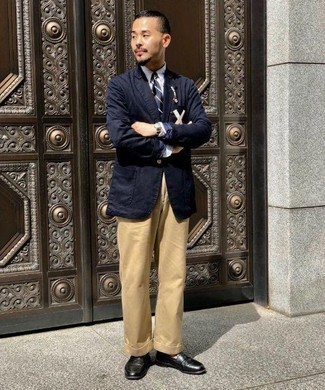 С чем носить синий шелковый галстук в горизонтальную полоску мужчине