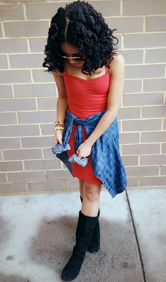 С чем носить синюю классическую рубашку с узором "гусиные лапки" женщине