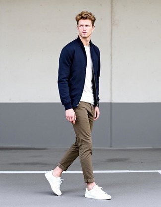 С чем носить синюю куртку мужчине