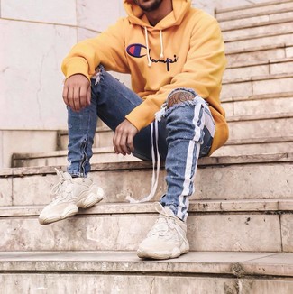 Как носить синие джинсы с бежевыми кроссовками мужчине