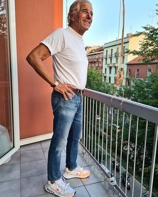 Как носить синие джинсы с бежевыми кроссовками мужчине