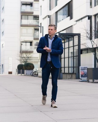 Как носить синие джинсы с бежевыми кроссовками мужчине