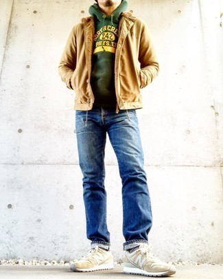 Как носить синие джинсы с бежевыми кроссовками мужчине