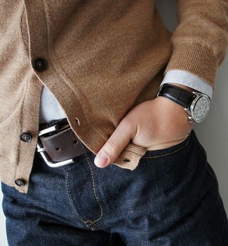 Как носить синие джинсы с бежевым кардиганом мужчине