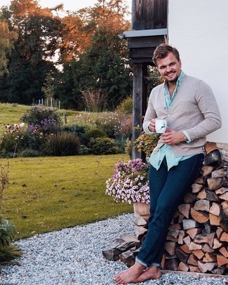 Как носить синие джинсы с бежевым кардиганом мужчине