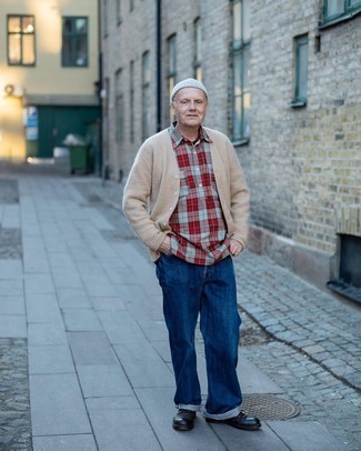 Как носить синие джинсы с бежевым кардиганом мужчине