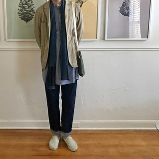 Как носить синие джинсы с бежевым хлопковым пиджаком мужчине