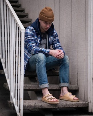 Как носить синие джинсы с бежевыми кожаными сандалиями мужчине