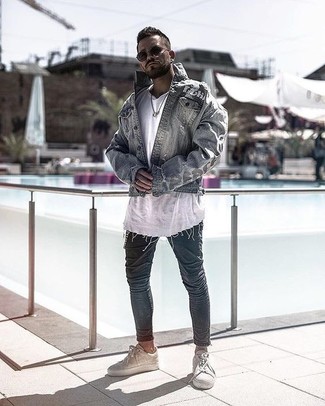 Как носить синие джинсы с бежевыми низкими кедами мужчине