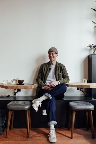 Как носить синие джинсы с бежевыми низкими кедами мужчине