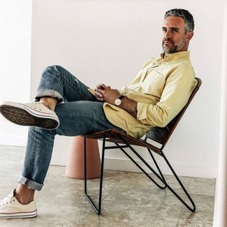 Как носить синие джинсы с бежевыми низкими кедами мужчине