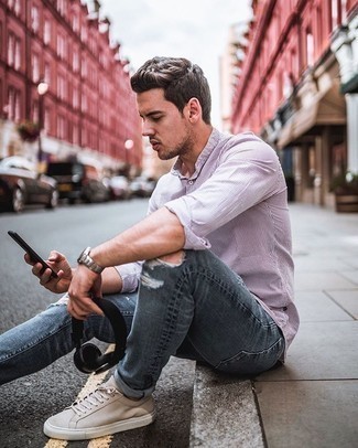 Как носить синие джинсы с бежевыми низкими кедами мужчине