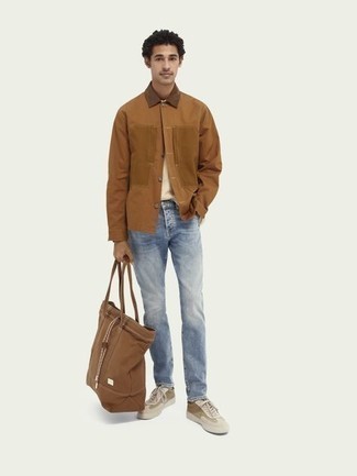 Как носить синие джинсы с бежевыми низкими кедами мужчине