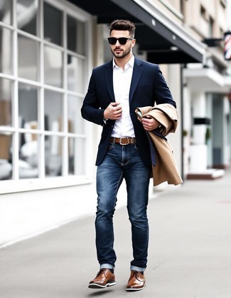 Как носить синие джинсы с бежевым длинным пальто