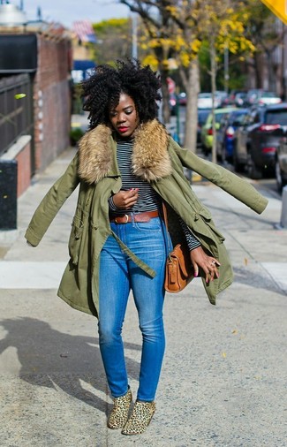 Как носить синие джинсы с бежевыми замшевыми ботильонами