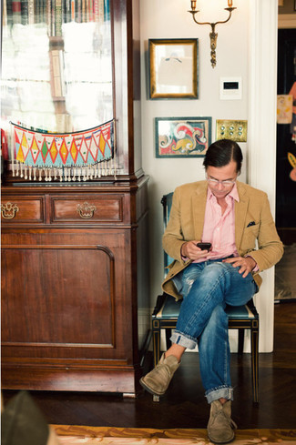 Как носить синие джинсы с бежевым шерстяным пиджаком мужчине