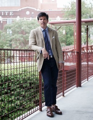 Как носить синие джинсы с бежевым шерстяным пиджаком мужчине