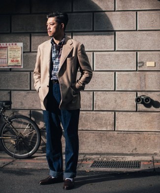 Как носить синие джинсы с бежевым шерстяным пиджаком мужчине