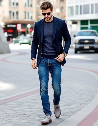 Как носить синие джинсы с черным пиджаком мужчине