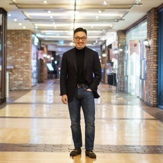 Как носить синие джинсы с черным пиджаком мужчине