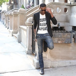 Как носить синие джинсы с черным пиджаком мужчине