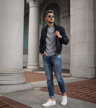 Как носить синие джинсы с черным бомбером мужчине