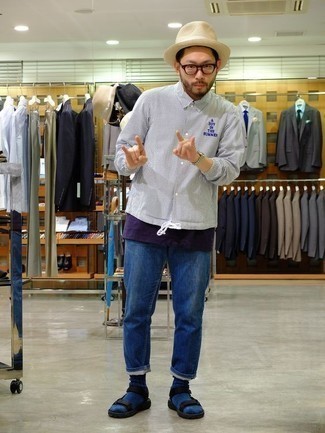 Как носить синие джинсы с черными сандалиями из плотной ткани мужчине