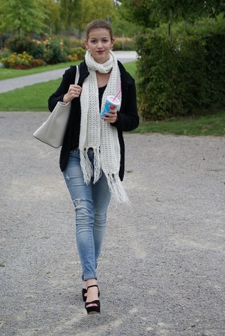 Как носить синие джинсы с черным кардиганом женщине