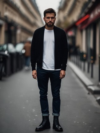 Как носить синие джинсы с черным свитером с круглым вырезом мужчине