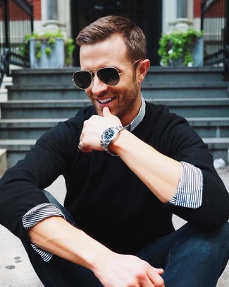 Как носить синие джинсы с черным свитером с круглым вырезом мужчине