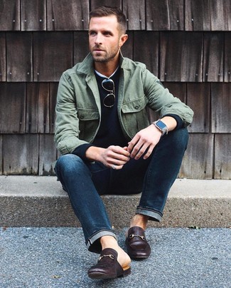 Как носить синие джинсы с черным свитером с круглым вырезом мужчине