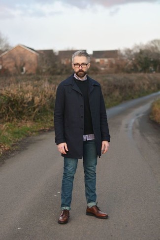 Как носить синие джинсы с черным свитером с круглым вырезом мужчине