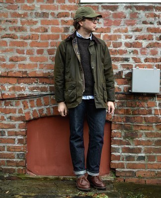 Как носить синие джинсы с черным свитером с круглым вырезом мужчине