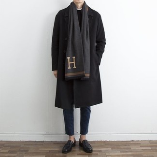 Как носить синие джинсы с черным свитером с круглым вырезом мужчине