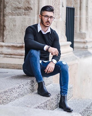 Как носить синие джинсы с черным свитером с круглым вырезом мужчине