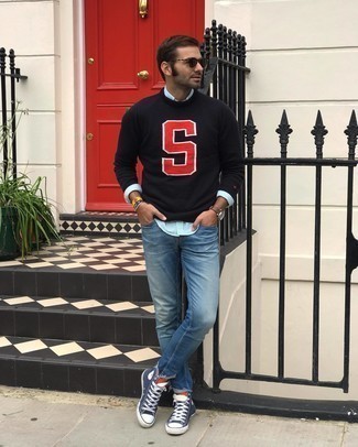 Как носить синие джинсы с черным свитером с круглым вырезом мужчине