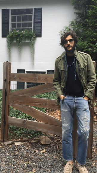 Как носить синие джинсы с черным свитером с круглым вырезом мужчине