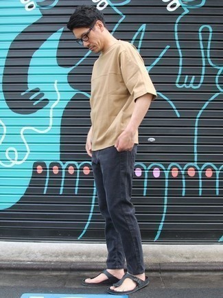 Как носить синие джинсы с черными сланцами мужчине