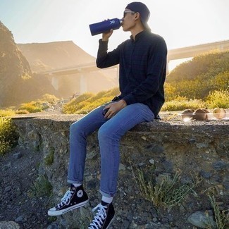 Как носить синие джинсы с черными высокими кедами мужчине