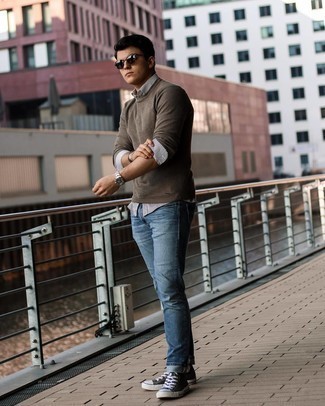 Как носить синие джинсы с черными высокими кедами мужчине