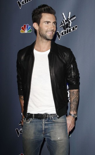 Как носить синие джинсы с черным кожаным бомбером мужчине