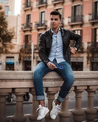 Как носить синие джинсы с черным кожаным бомбером мужчине