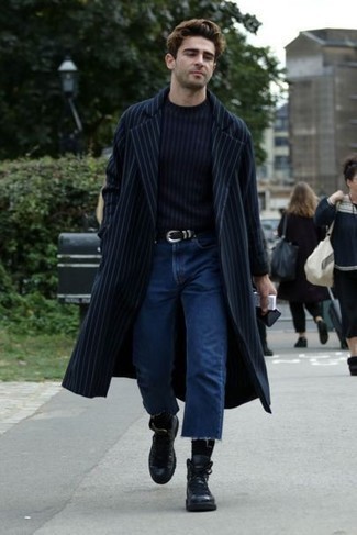 Как носить синие джинсы с черными кожаными повседневными ботинками мужчине