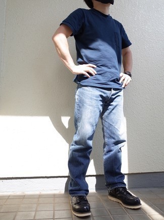 Как носить синие джинсы с черными кожаными повседневными ботинками мужчине