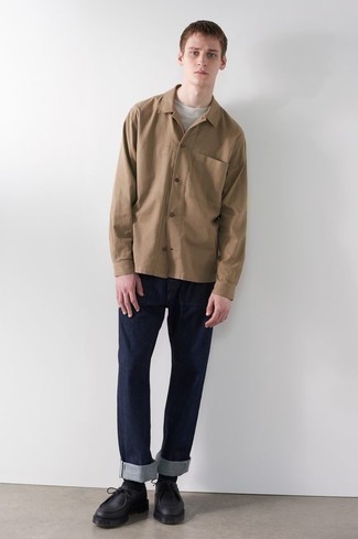 Как носить синие джинсы с черными кожаными ботинками дезертами