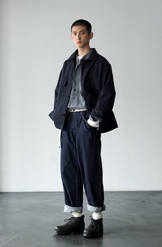 Как носить синие джинсы с черными кожаными ботинками дезертами